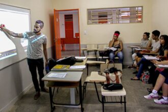 Pé-de-meia: nascidos em março e abril recebem hoje incentivo matrícula